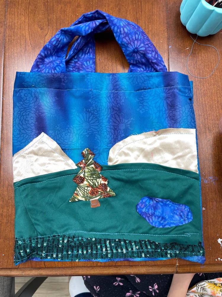 Finished tote bag with an appliqué landscape scene